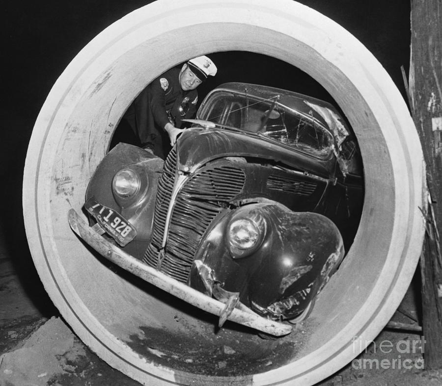 Police Officer Viewing Automobile Photograph by Bettmann