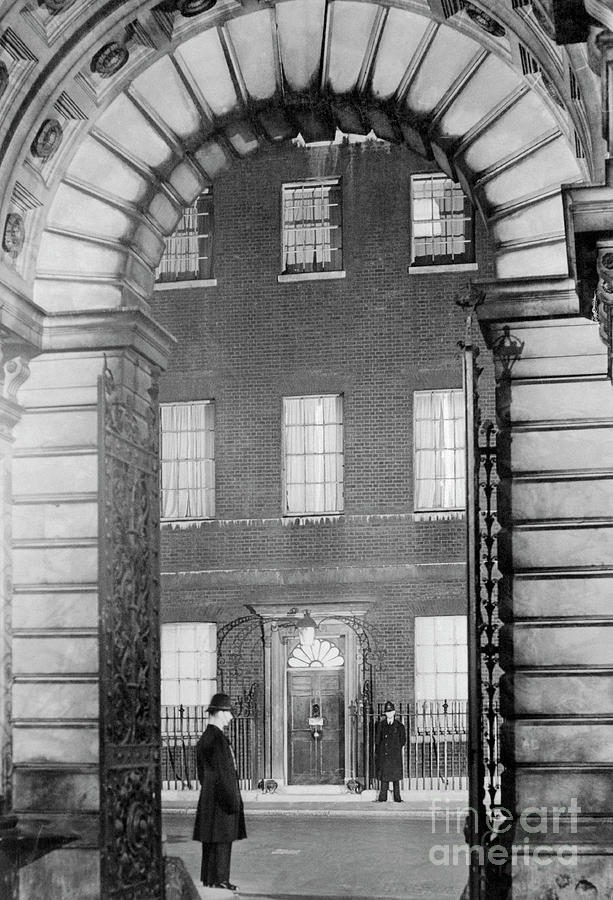 Police Outside No. 10 Downing Street Photograph by Bettmann