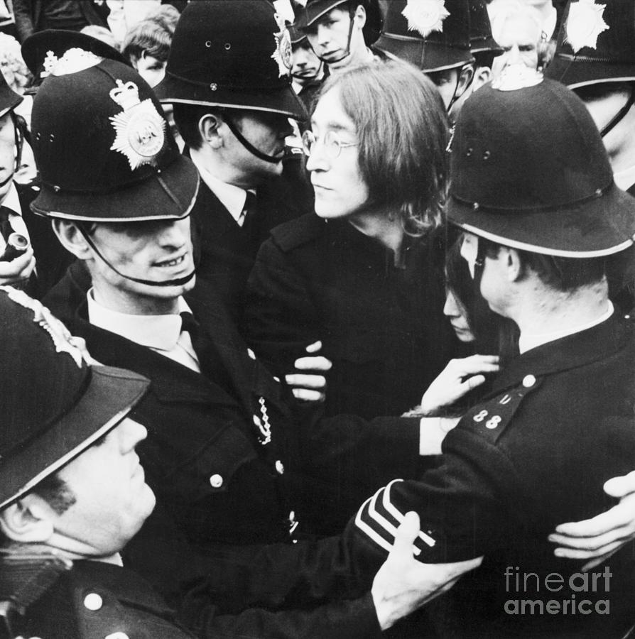 Police Surrounding John Lennon And Yoko Photograph by Bettmann