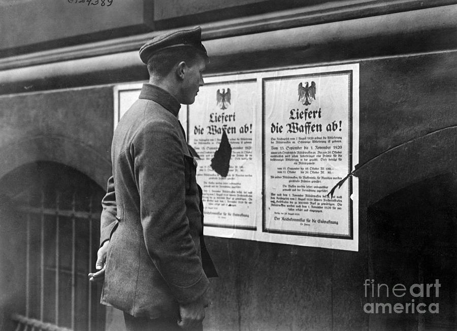 Policeman Reads Proclamation On Wall Photograph by Bettmann