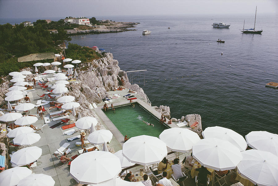 People Photograph - Pool By The Sea by Slim Aarons