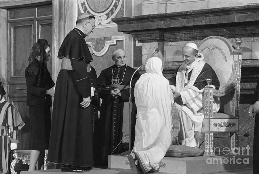 Pope Awards Peace Prize To Mother Teresa Photograph by Bettmann