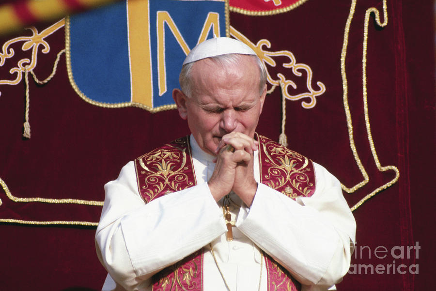 Pope John Paul II Praying Photograph by Bettmann