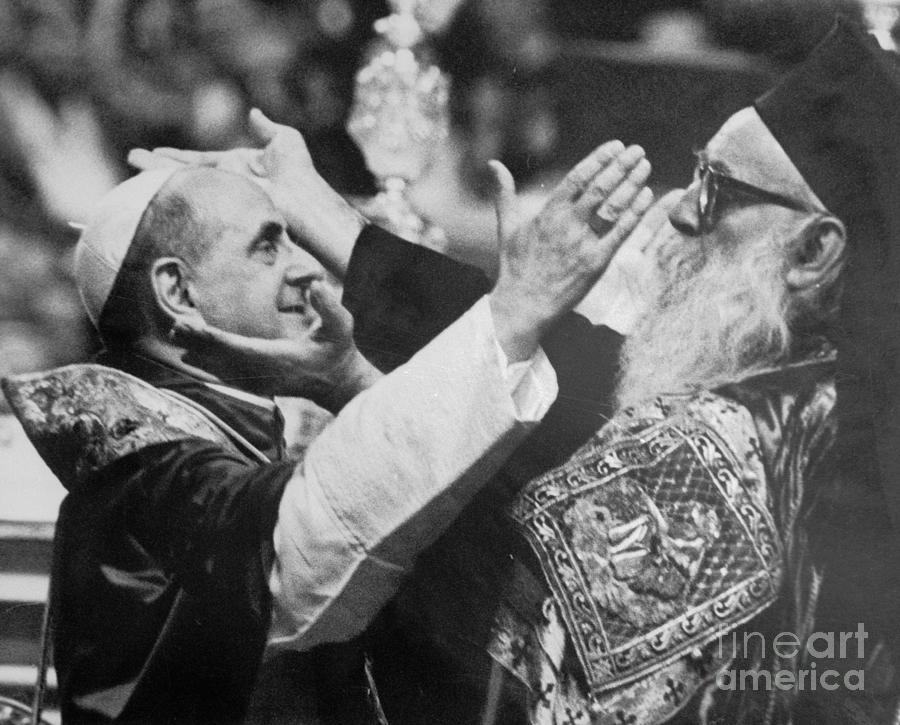 Pope Paul Vi And Athenagoras Greeting Photograph by Bettmann