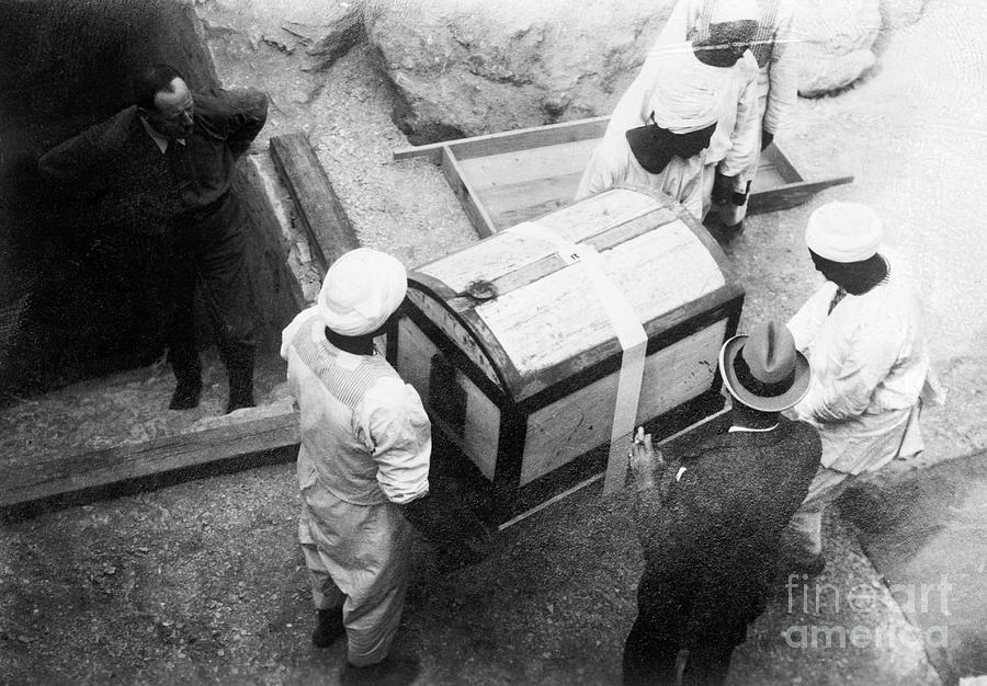 Porters Carrying Chest From King Tuts Photograph by Bettmann
