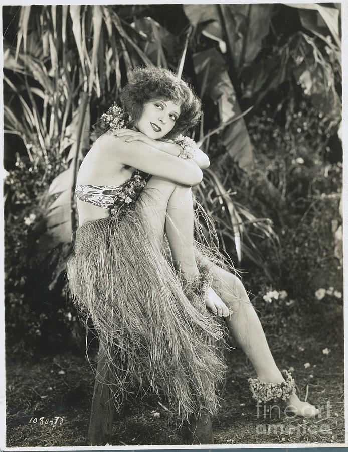 Portrait Of Actress Clara Bow In Grass Photograph by Bettmann | Fine ...