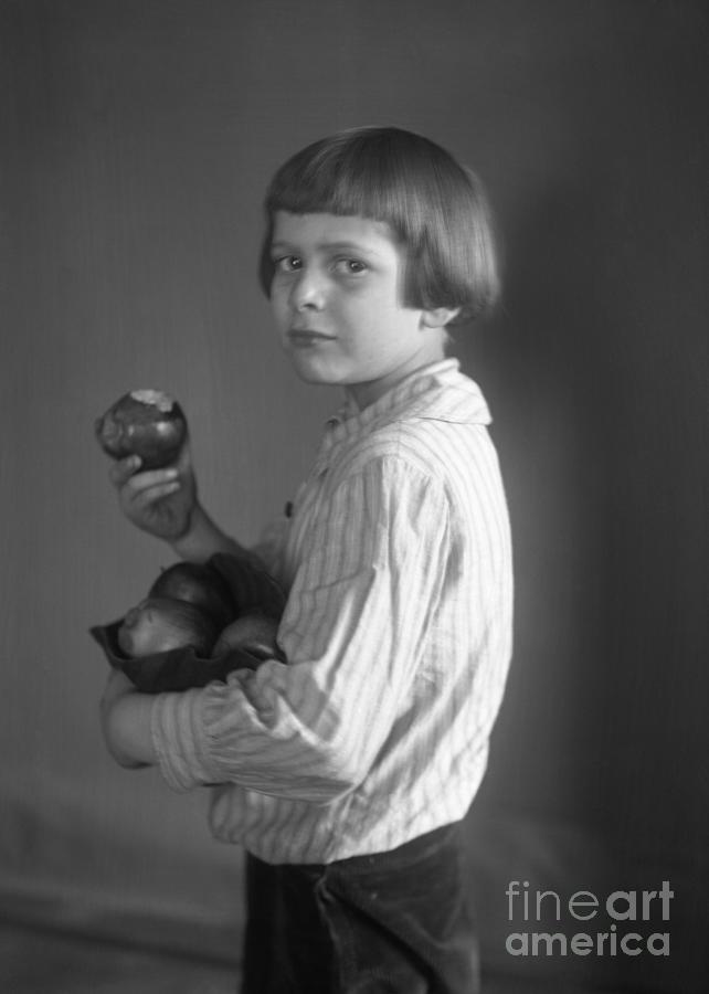 Portrait Of Girl 6-7 Holding Apples Photograph by Bettmann