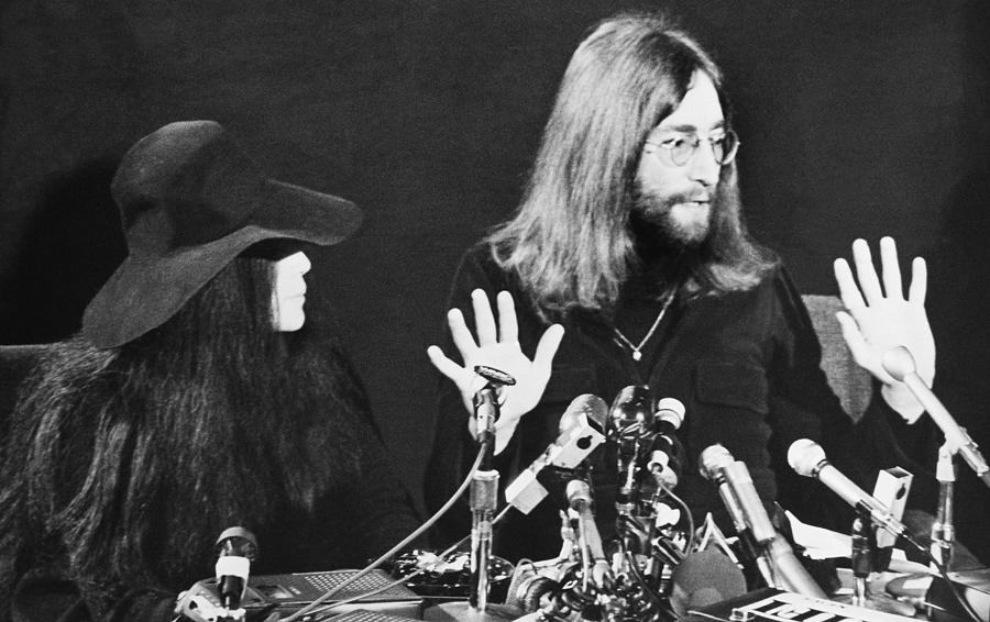 John Lennon Photograph - Portrait Of John Lennon And Yoko Ono by Keystone-france