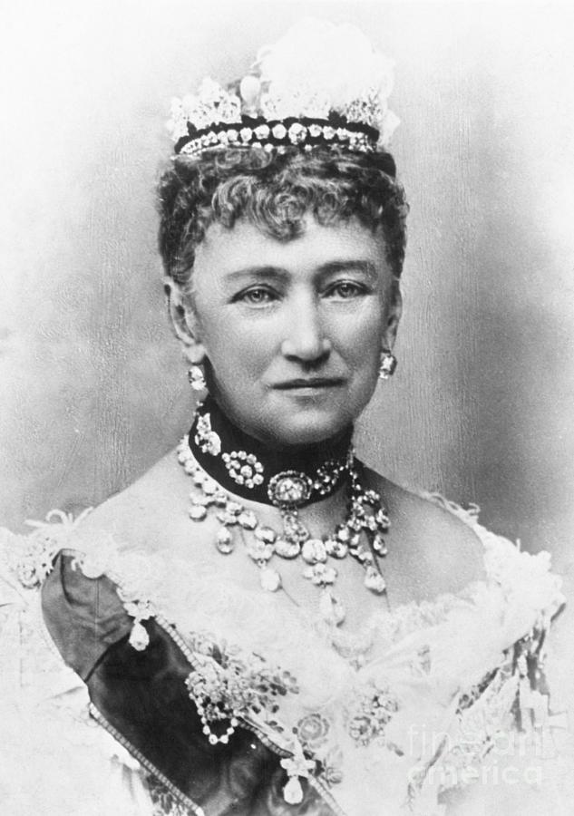 Portrait Of Queen Louise Wearing Crown Photograph by Bettmann - Fine ...