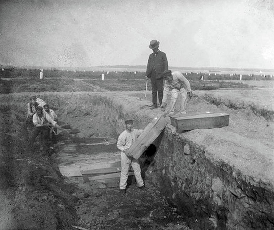 Potters Field, Hart Island, 1890 Photograph by Science Source