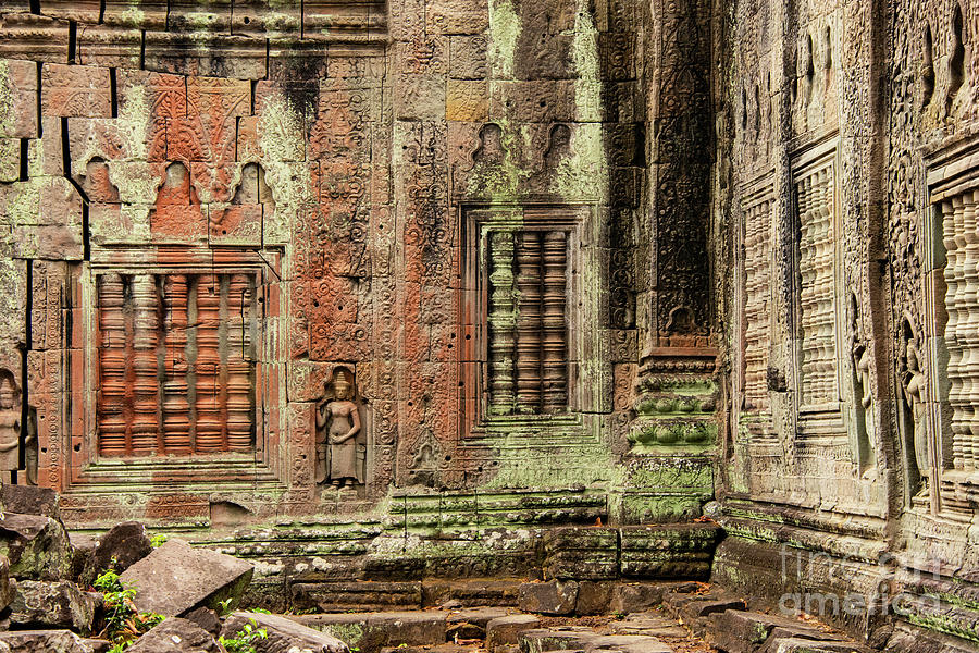 Preah Khan Temple Courtyard Photograph by Bob Phillips