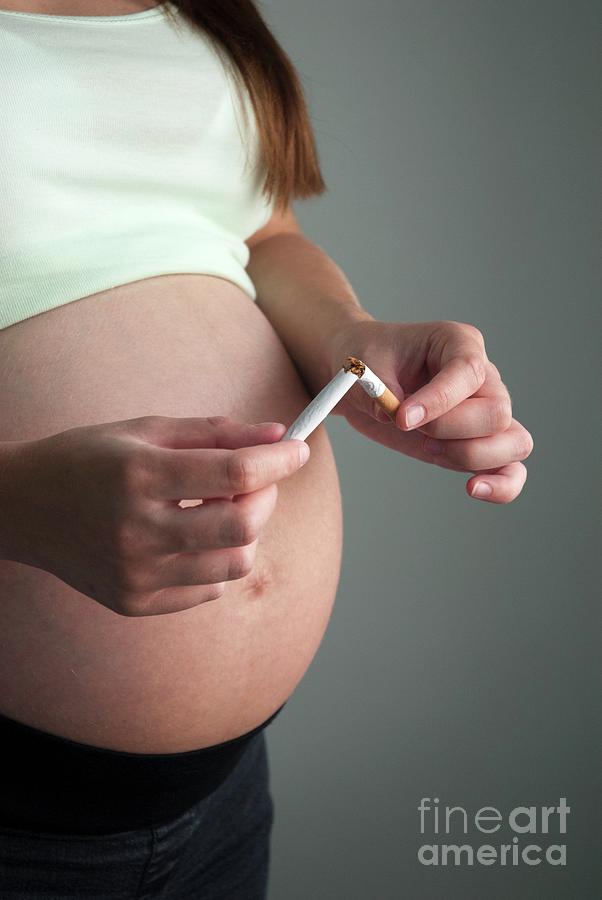Pregnant Teenager Giving Up Smoking Photograph by Suzanne Grala/science Photo Library