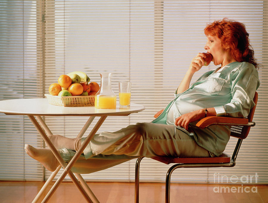 Pregnant Woman Eating Apple & Drinking Fruit Juice Photograph by Oscar Burriel/science Photo Library