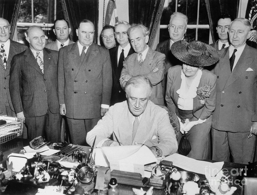 President Franklin Roosevelt Signing Gi Photograph by Bettmann