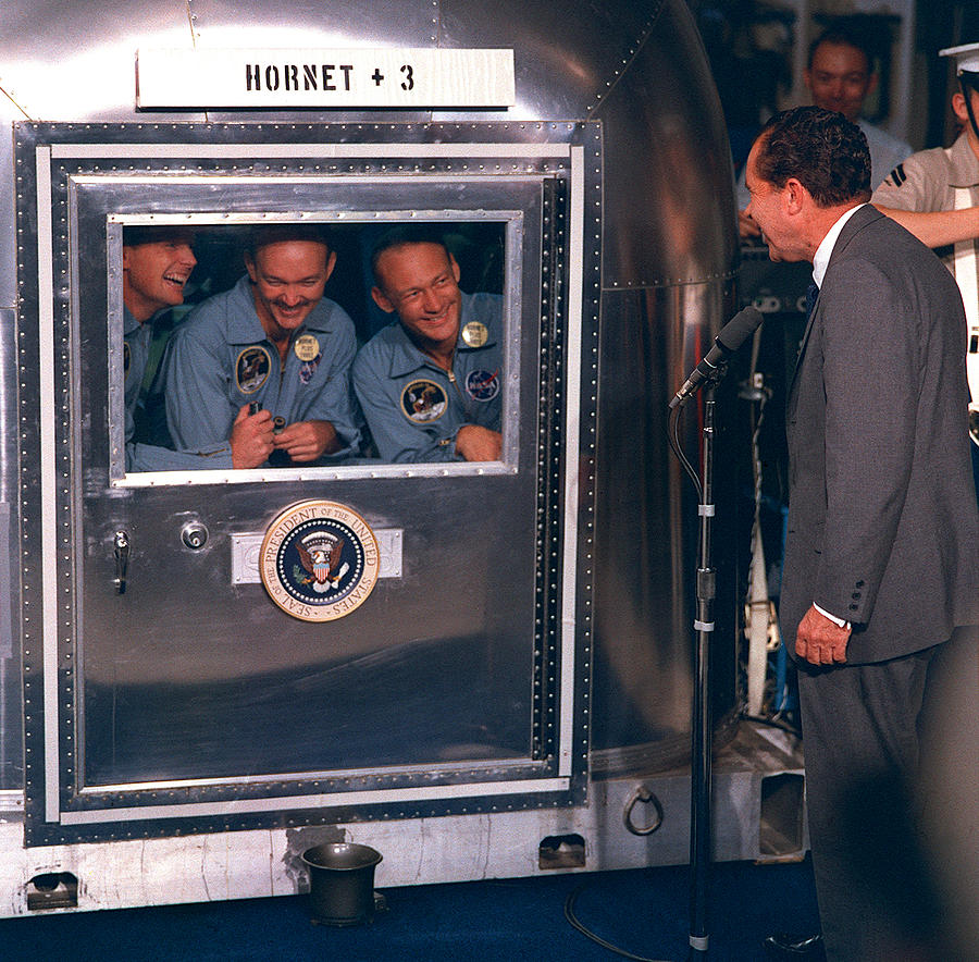 Richard Nixon Photograph - President Nixon Welcomes Apollo 11 by Science Source