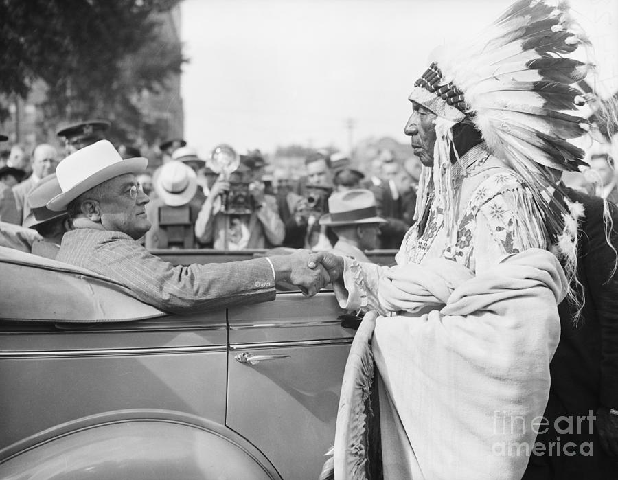 President Roosevelt And Chief Noal Bad Photograph by Bettmann