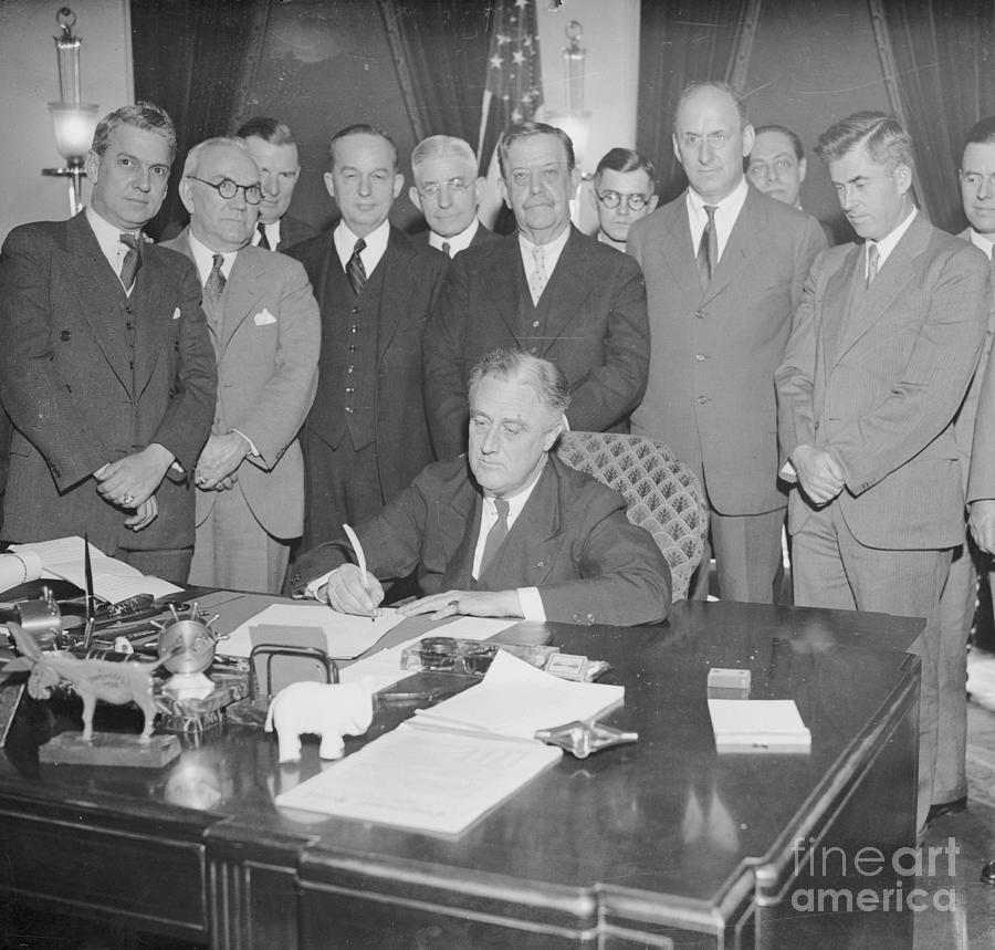 President Roosevelt Signing Bill Photograph by Bettmann - Fine Art America