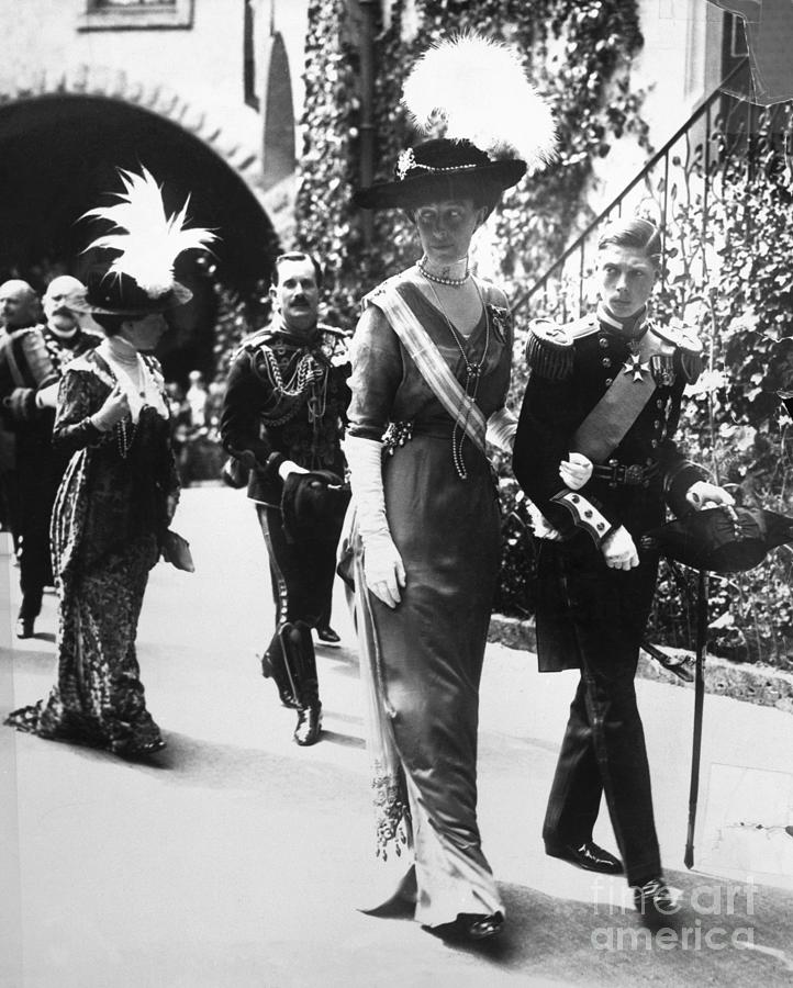 Prince Of Wales Walking Wduchess Daost Photograph by Bettmann