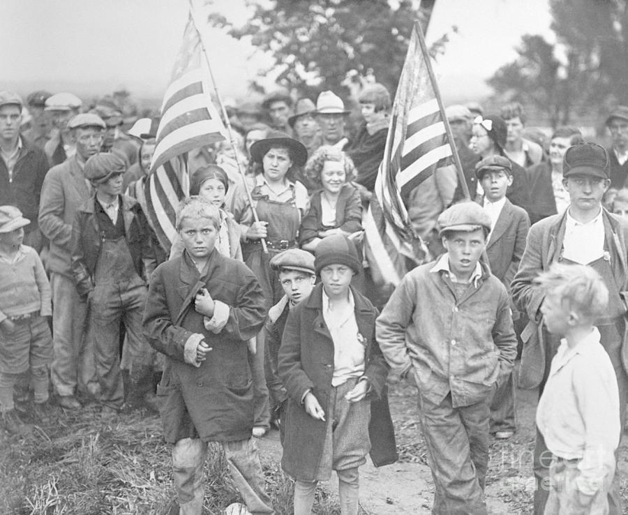 Protesters Carrying American Flags Photograph by Bettmann