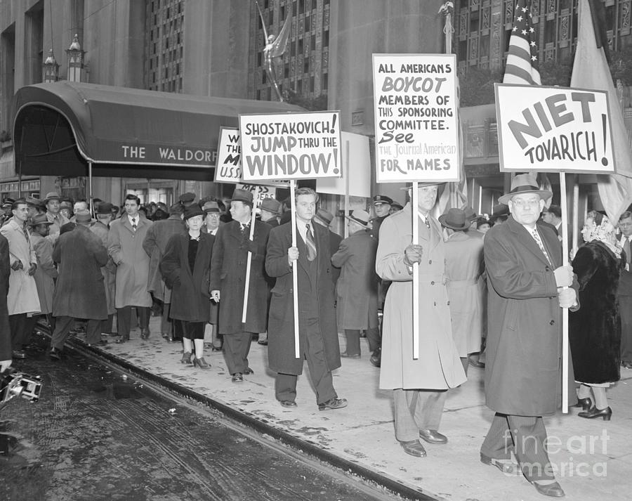 Protesters Outside The Waldorf Astoria Photograph by Bettmann