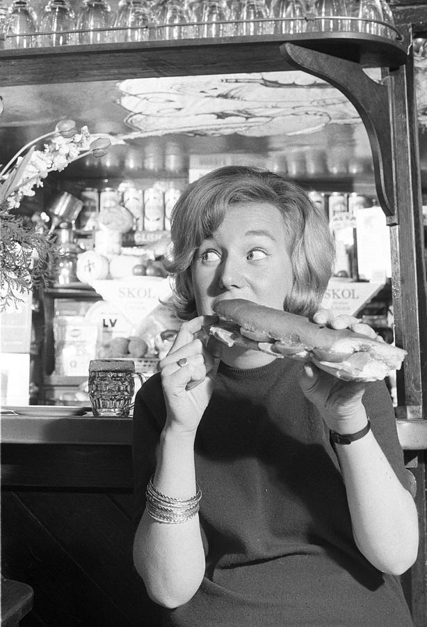 Pub Sandwich Photograph by Bert Hardy Advertising Archive