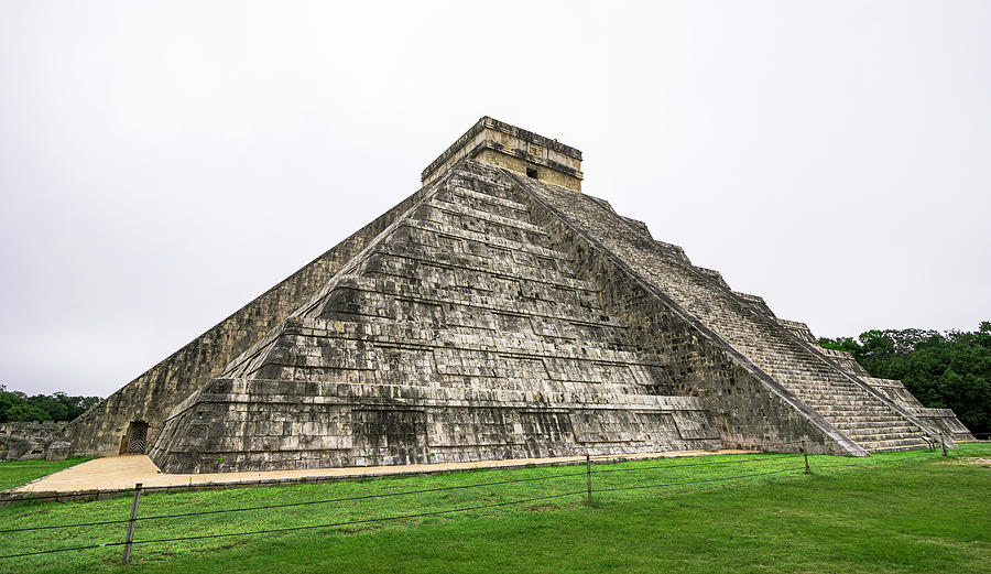 pyramid-of-kukulcan-largest-mayan-temple-on-the-site-of-chichen-itza