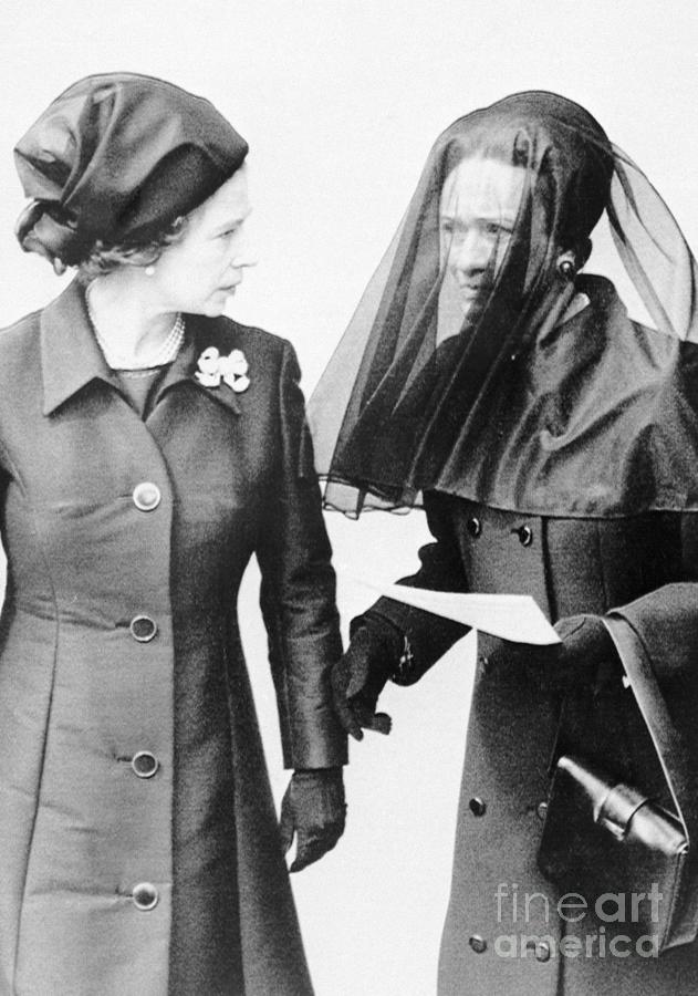 Queen Elizabeth With Duchess Of Windsor Photograph by Bettmann