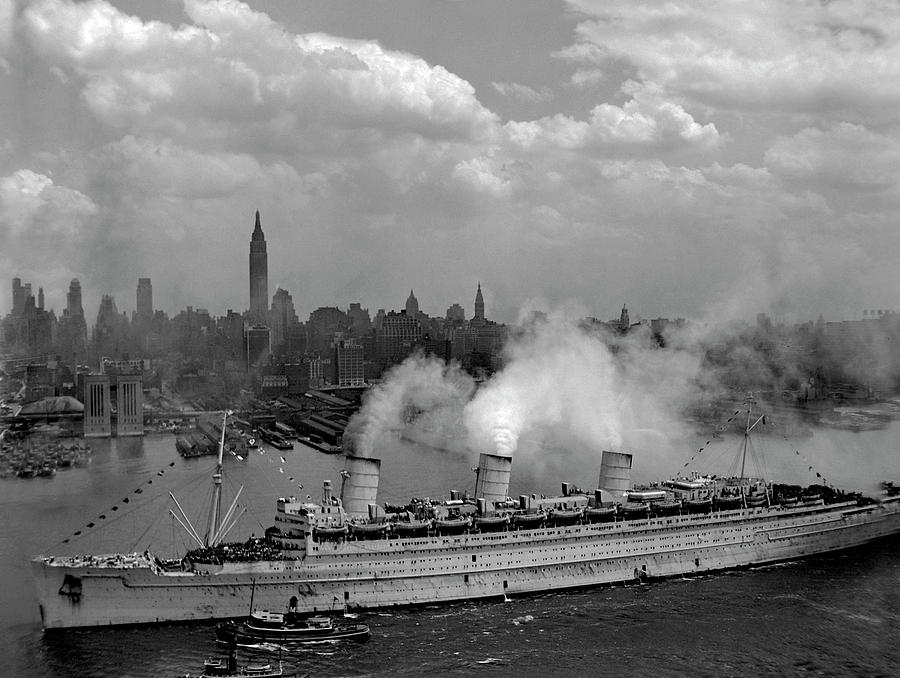 Queen Mary entering New York Harbor, 1945 Photograph by Doc Braham