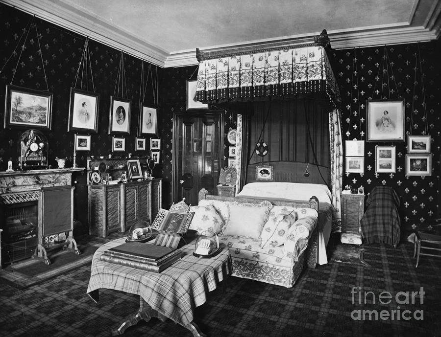 Queen Victorias Bedroom Photograph by Bettmann