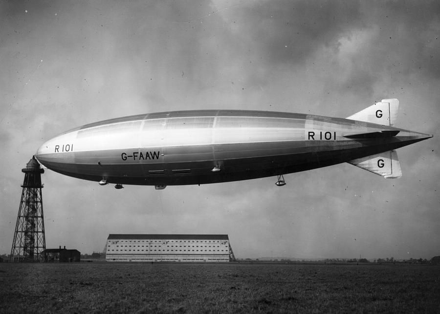 R 101 Airship Photograph by Hulton Archive