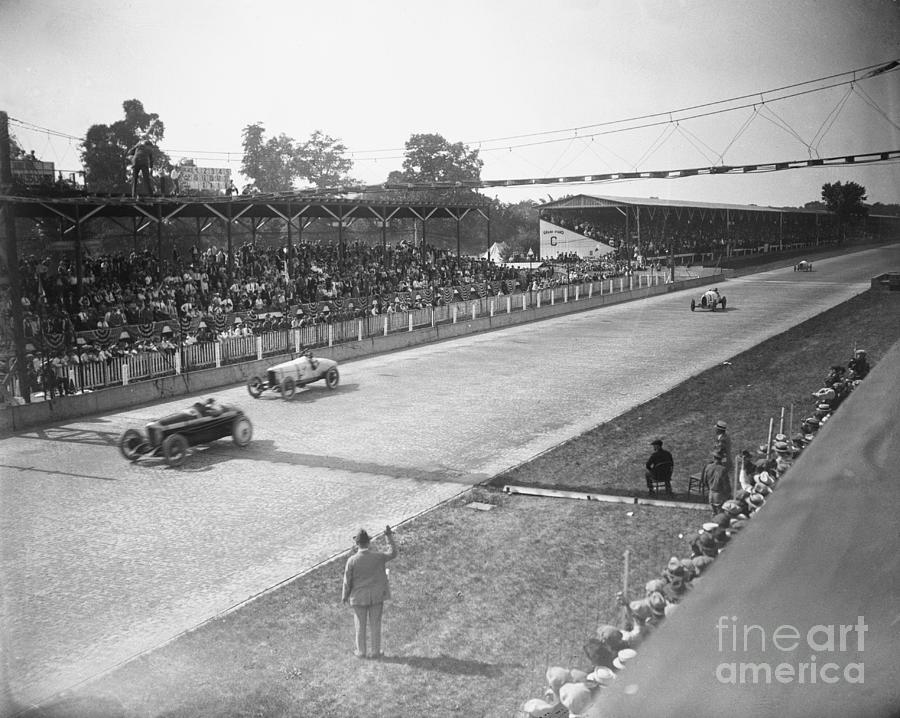 Race Cars On The Track Photograph by Bettmann
