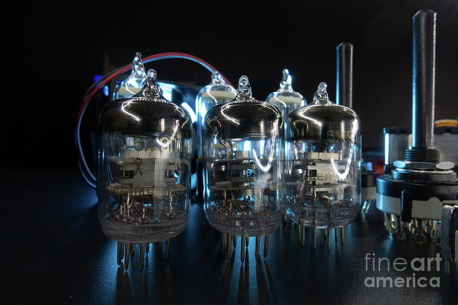 Device Photograph - Radio Electronic Components by Wladimir Bulgar/science Photo Library