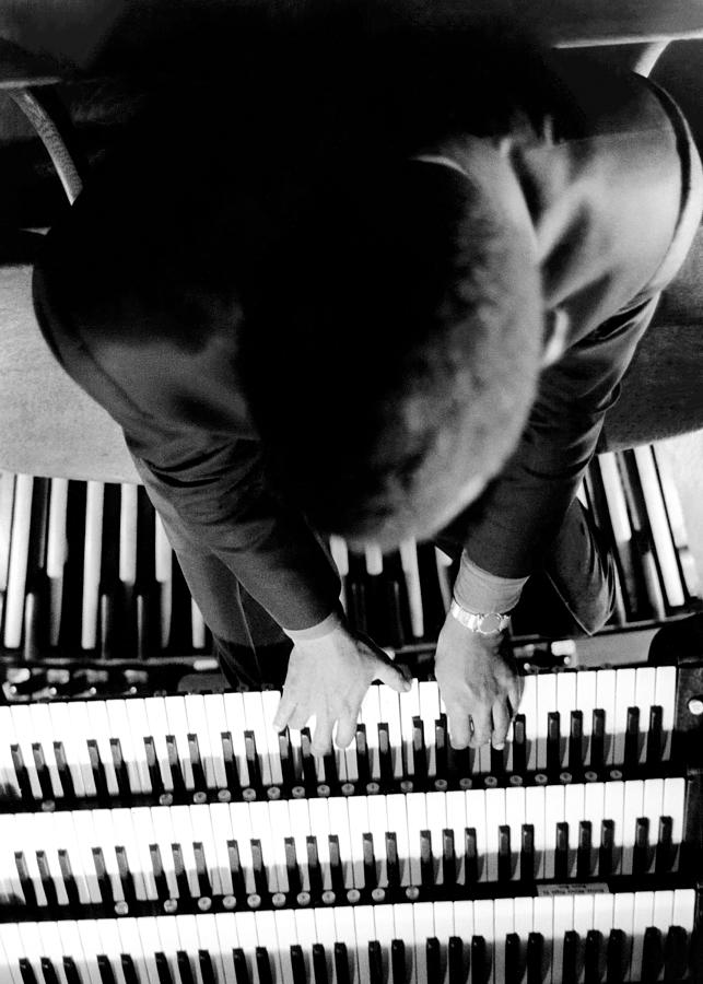 Ray Charles Photograph - Ray Charles Playing Organ by Globe Photos
