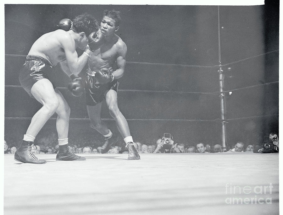 Ray Robinson Boxing Against Jake Lamotta Photograph by Bettmann