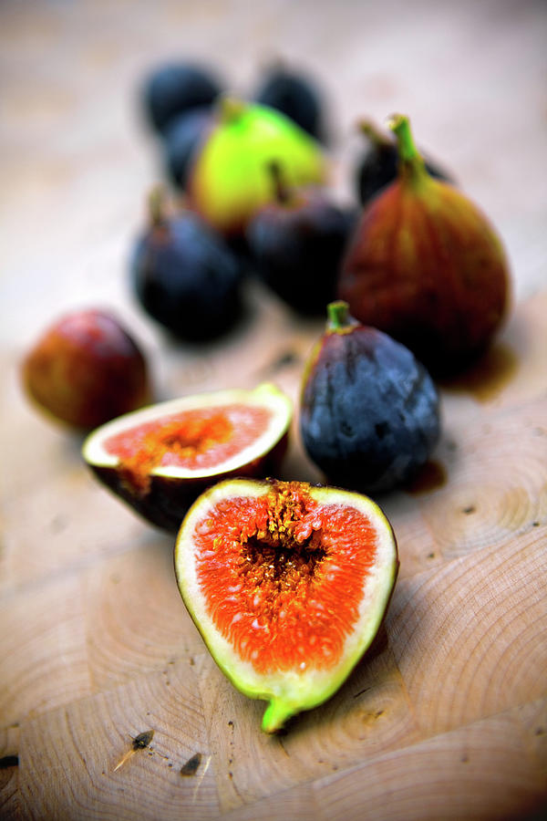Red And Black Figs Photograph by Chang