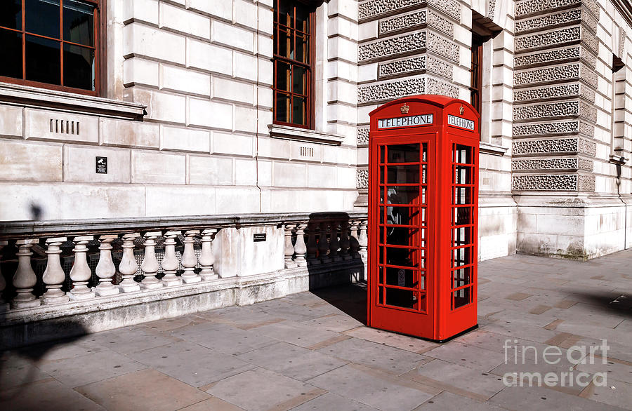 Red Booth in London Photograph by John Rizzuto