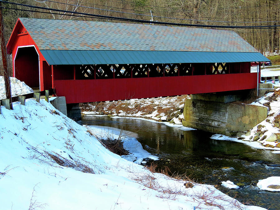 Red Covered Bridge in Vermont Photograph by Linda Stern