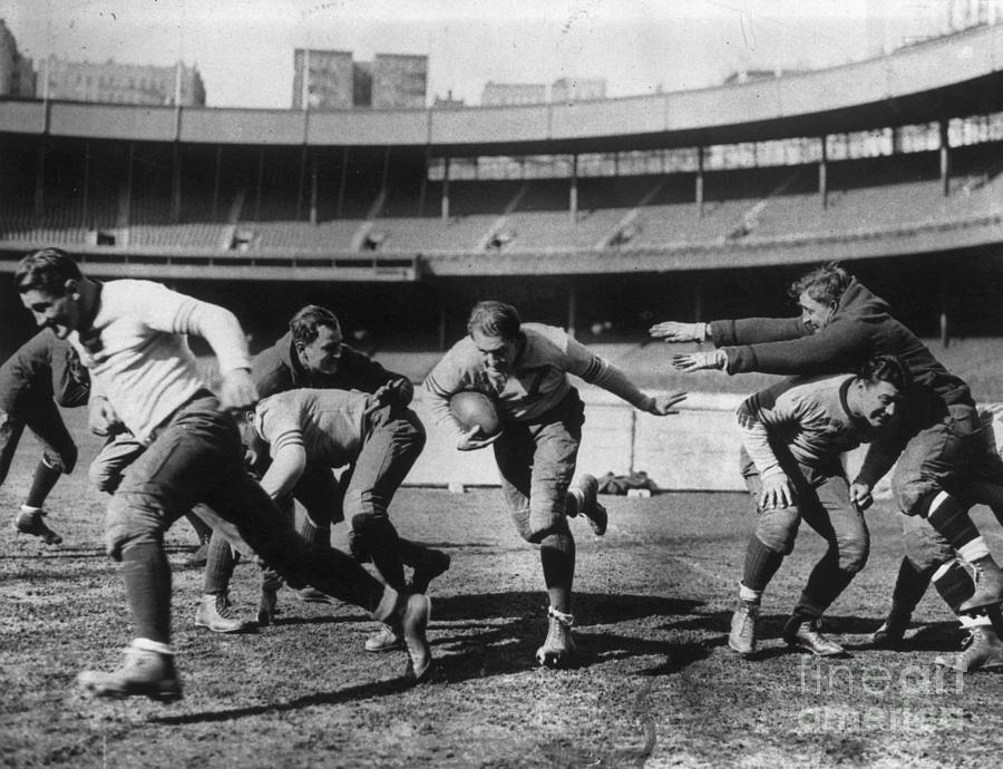 Red Grange Playing Football Photograph by Bettmann Red Grange Playing Football Photograph by Bettmann