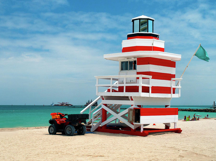 Red Lifeguard house Photograph by Angelito De Jesus