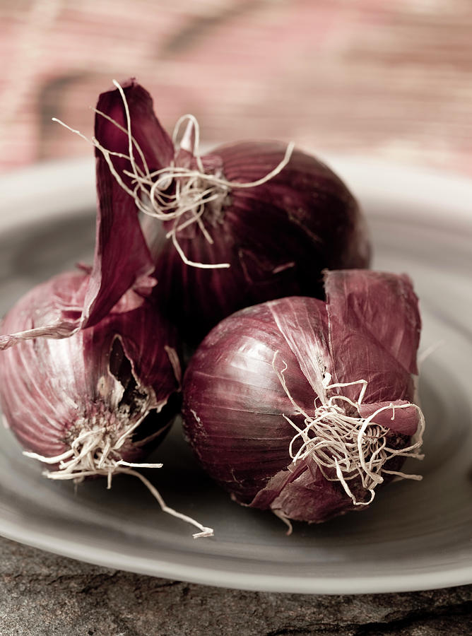 Red Onions On A Plate Photograph by Hilde Mche