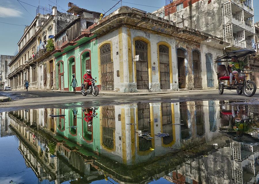 Reflection In Havana Photograph by Itzik Einhorn