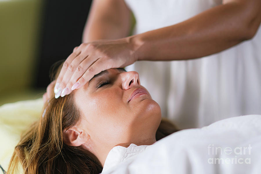 Reiki Photograph - Reiki Healing Therapy by Microgen Images/science Photo Library