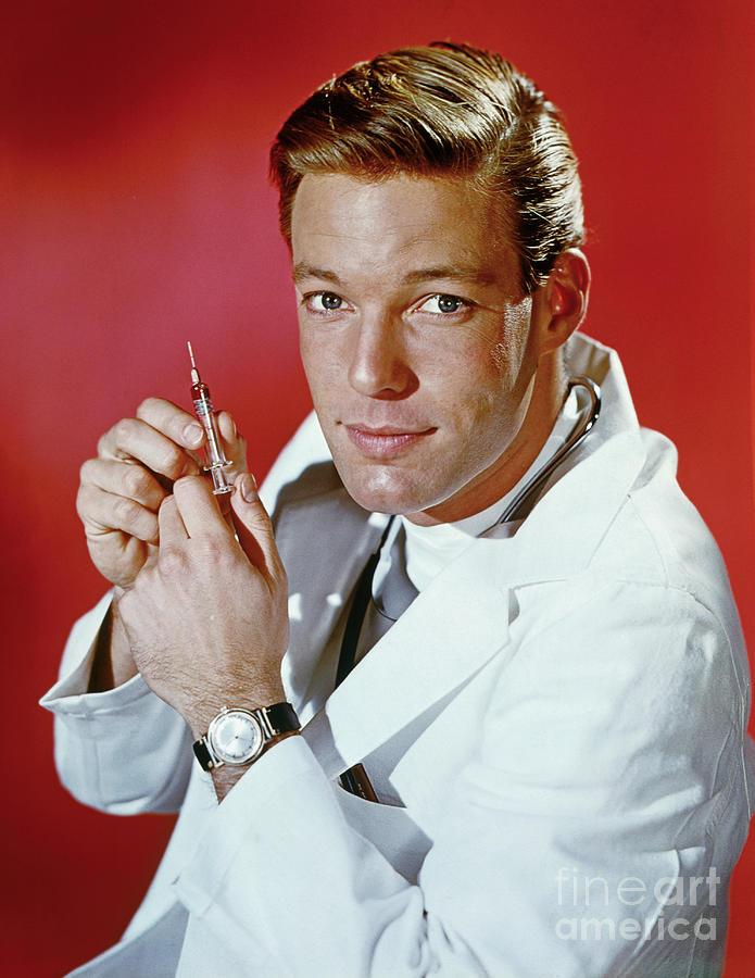 Kildare Handsome B/W Seated Pose 60's 24x36 Poster Richard Chamberlain Dr
