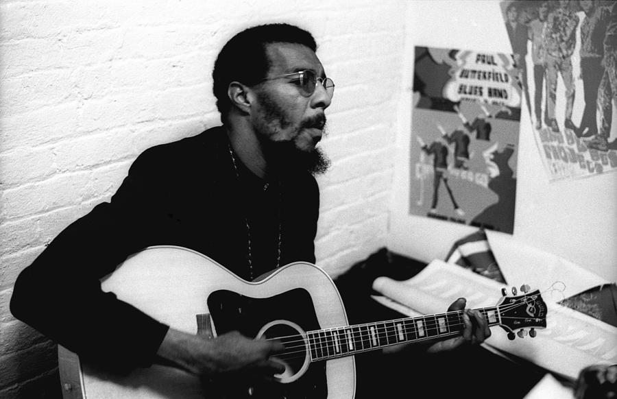 Richie Havens At The Cafe Au Go Go Photograph by Michael Ochs Archives