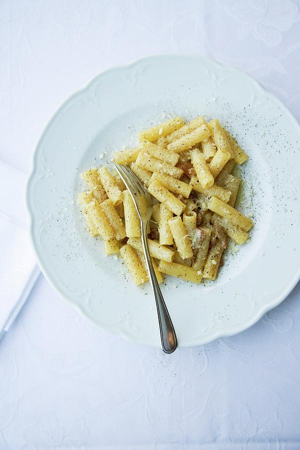 Rigatoni Cacio E Pepe pasta With Cheese And Pepper, Italy Photograph by Michael Wissing