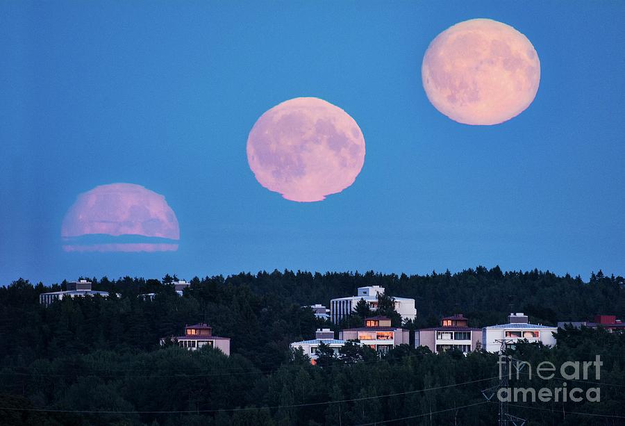 Rising Full Moon Photograph by Pekka Parviainen/science Photo Library