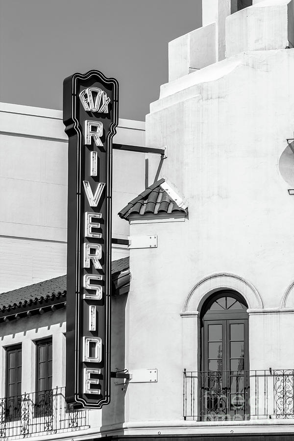 Top Reasons to Visit the AMC Theater at Riverside Mall: An Unbeatable Movie Experience!
