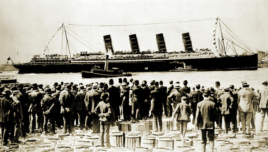Rms Lusitania, 1907 Photograph by Science Source