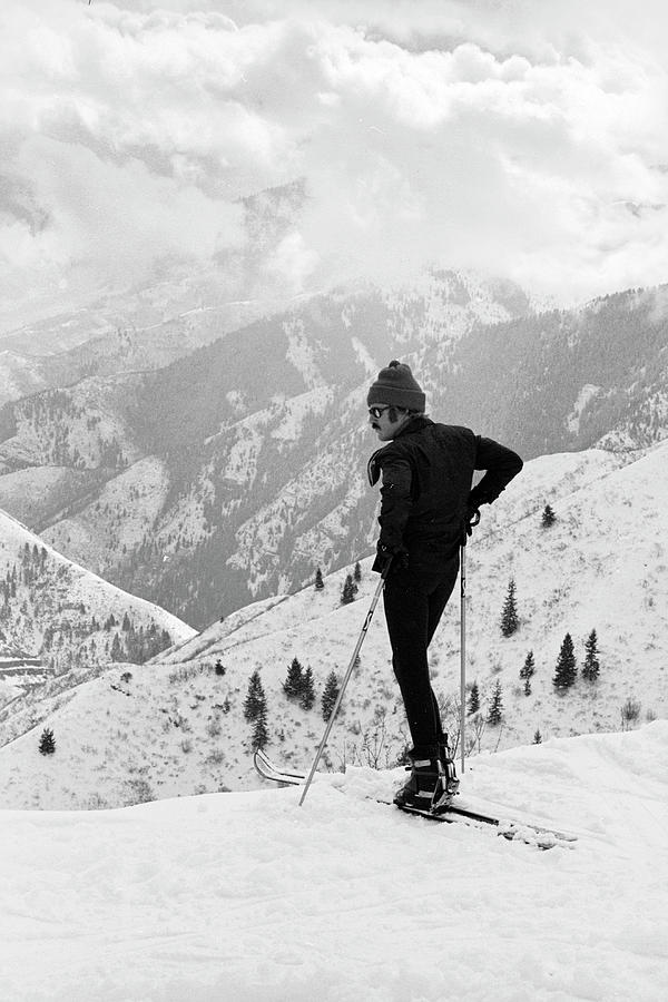 Robert Redford Skis Photograph by John Dominis