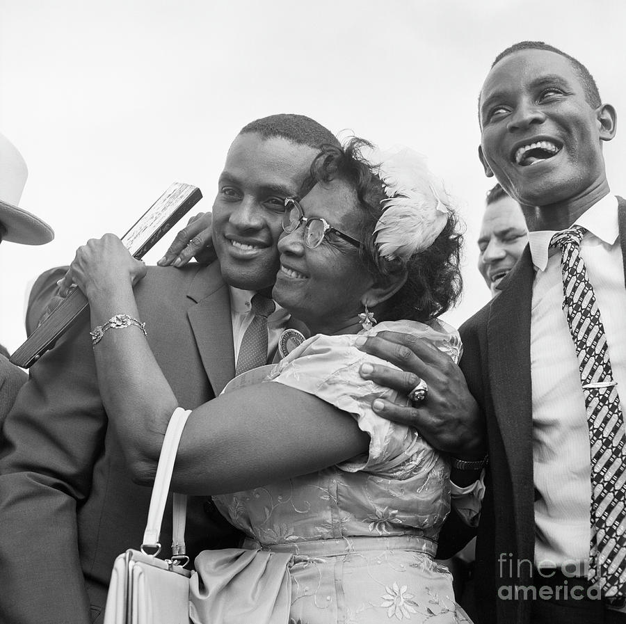 Roberto Clemente Hugging His Mother Photograph by Bettmann